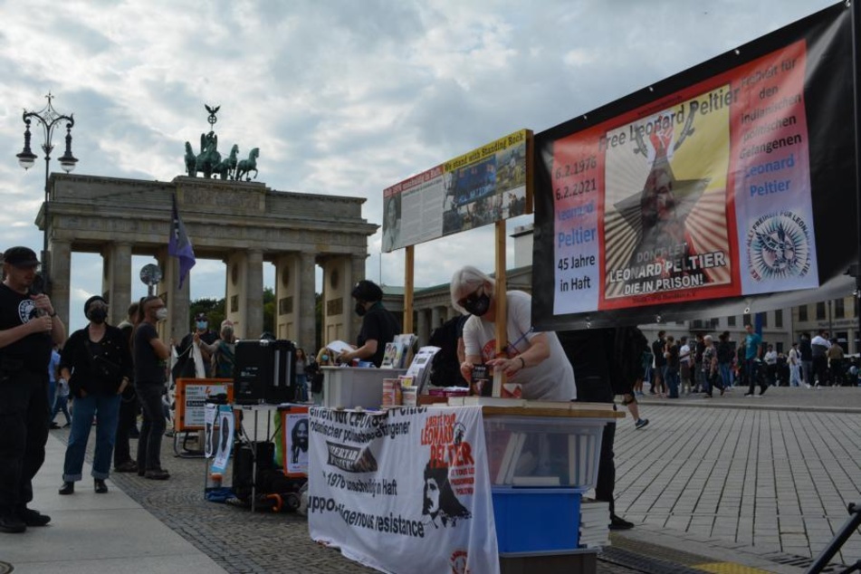 Elke Zimmer (r.) sets up a Leonard Peltier solidarity stand in front of the iconic Brandenburg Gate in Berlin, Germany.