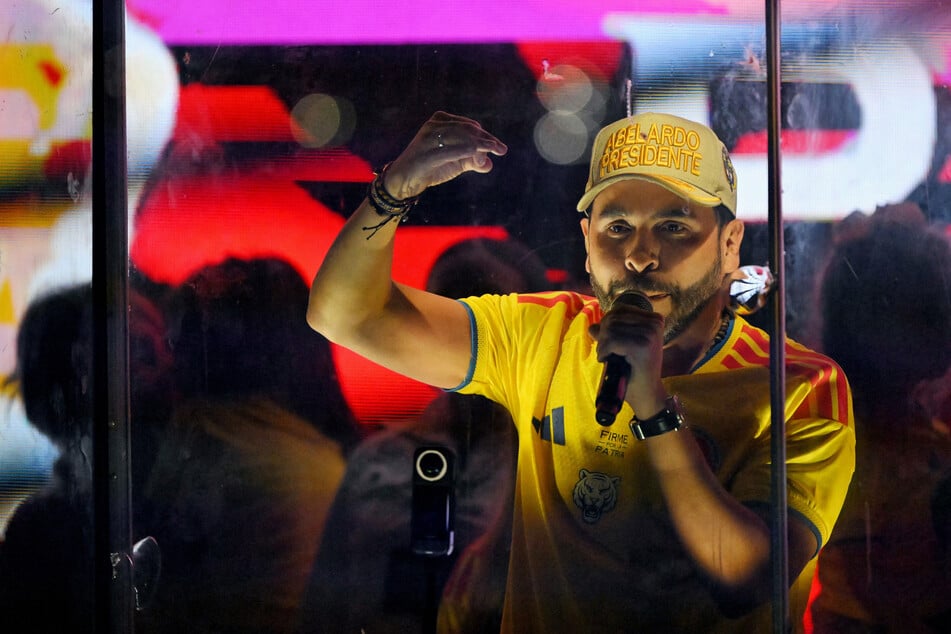 Colombia's presidential candidate Abelardo de la Espriella speaks to supporters behind bulletproof glass after a quick count of votes in the presidential election at the Ventana al Mundo monument in Barranquilla on May 31, 2026.