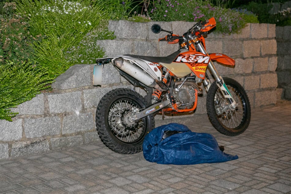 Am Freitag gegen 21.10 Uhr verlor ein 23-jähriger Motorradfahrer die Kontrolle über sein Zweirad.