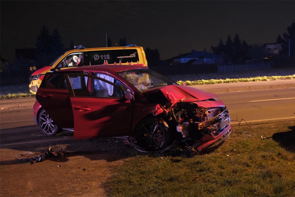 Der rote Hyundai wurde durch den Crash komplett zerstört.
