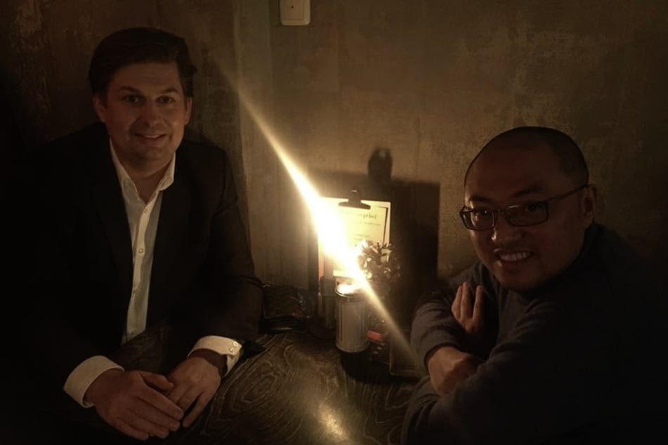 Vertrautes Verhältnis: Krah und China-Spion Jian Guo (44) 2018 im Café Europa.