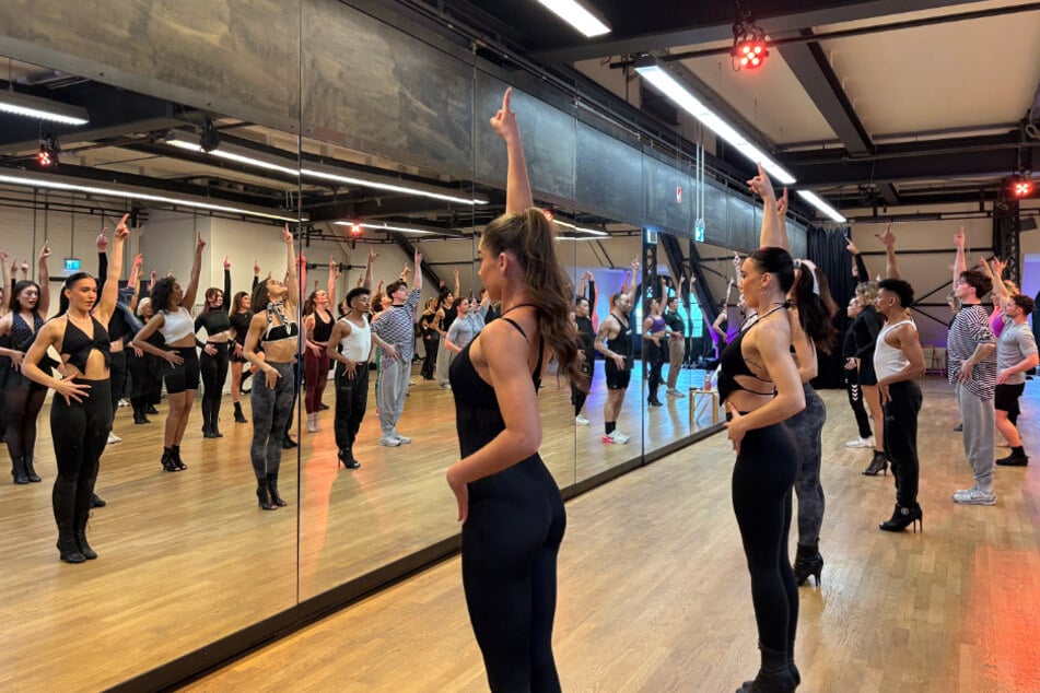 Alle Tänzerinnen und Tänzer lernten eine kurze Choreografie zum Song "Dress Your Way Up". Der Titel wurde von Elton John (79) extra für das Musical komponiert.