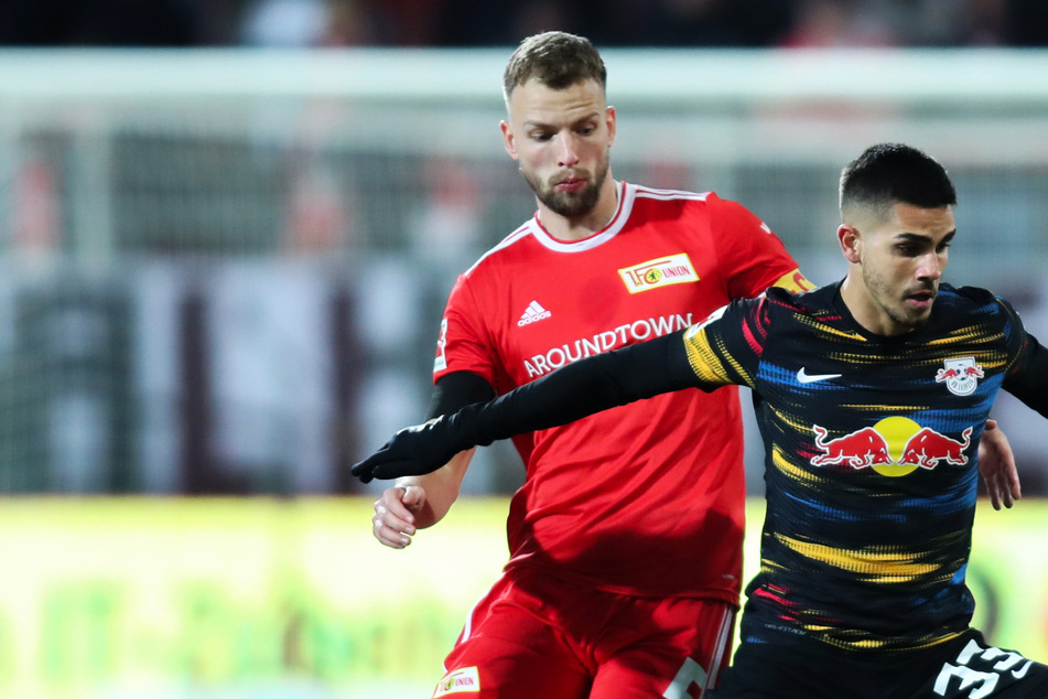 RB Leipzigs André Silva hat gegen Marvin Friedrich (26, l.) einen schweren Stand. Unions Vize-Kapitän steht vor einem Wechsel zu Borussia Mönchengladbach.
