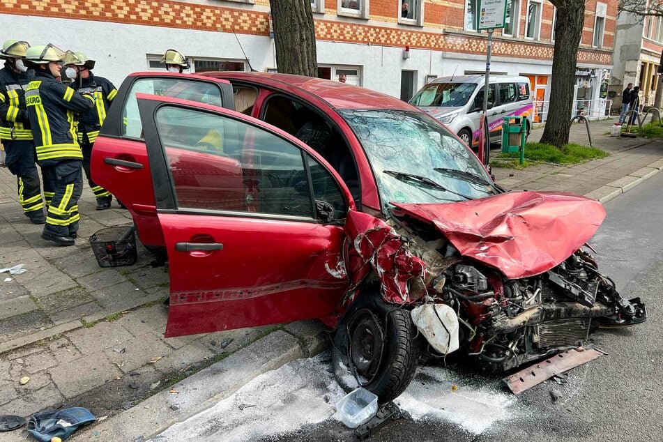 Am Montagmittag kam es in der Straße Alt Salbke in Magdeburg zu einem schweren Verkehrsunfall mit zwei Verletzten.