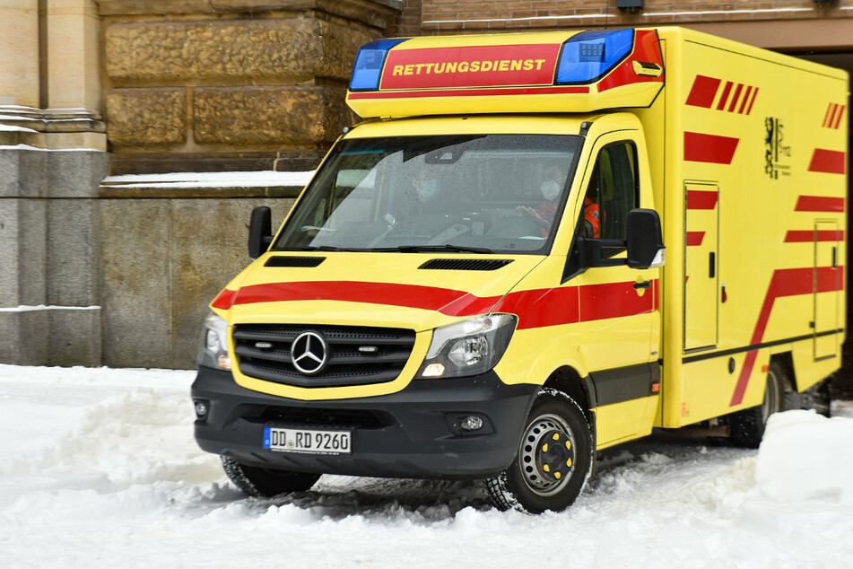 Der Krankenwagen brachte den verletzten Angeklagten direkt aus dem Haftkeller in die Klinik.