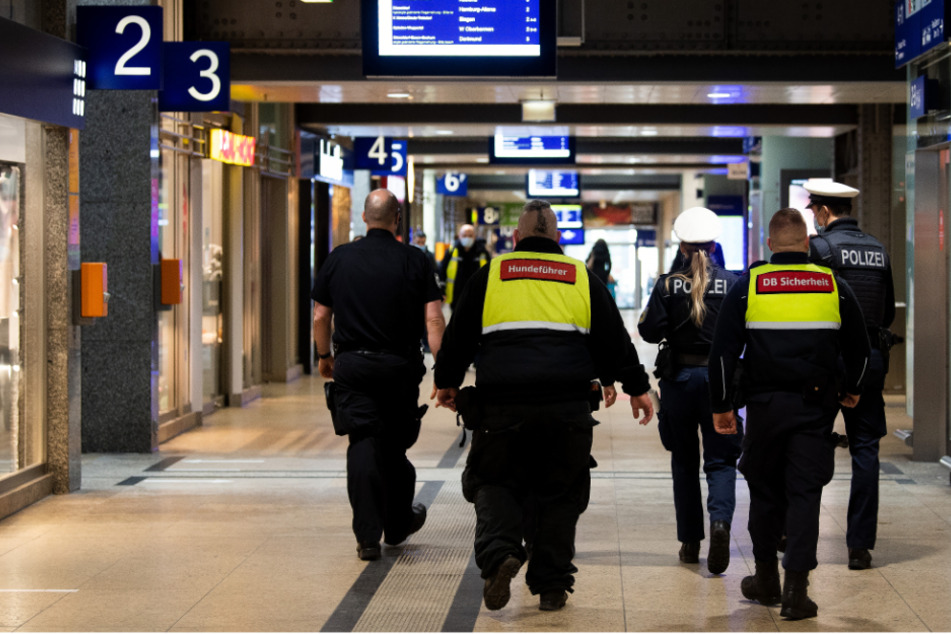 Immer wieder zeigen Sicherheitskräfte der Deutschen Bahn und der Polizei Präsenz.