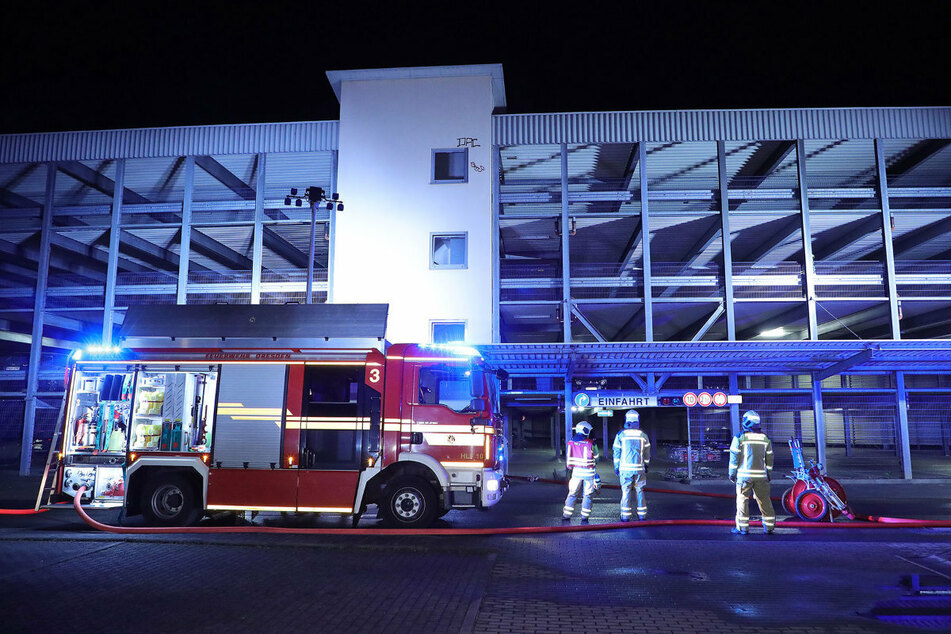 Nächtlicher Einsatz für Dresdens Feuerwehrleute: Im Parkhaus stand ein Wagen in Flammen!