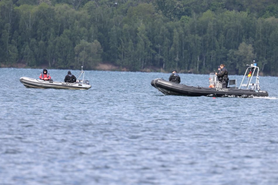 Im Cospudener See bei Leipzig suchen Taucher derzeit nach einem mutmaßlichen Leichnam.