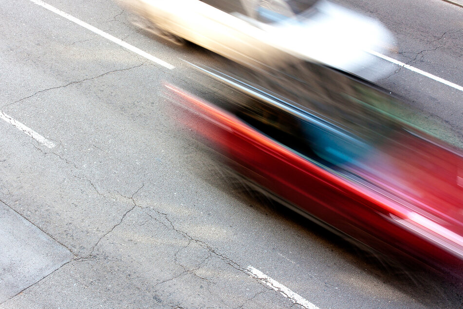 Zwei Autofahrer fuhren offenbar ein illegales Straßenrennen (Symbolbild).