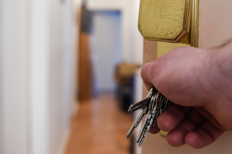 91-Jährige in Magdeburger Wohnung überfallen: Polizei sucht diese Zeugen