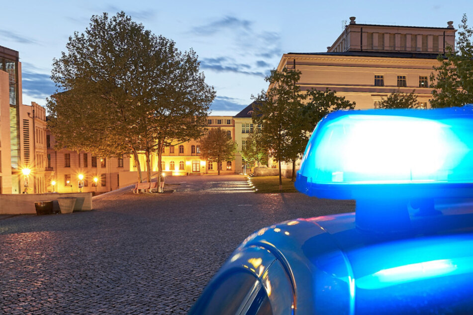 Zwei Männer mit Messer verletzt: Polizei kommt und wird selbst angegriffen