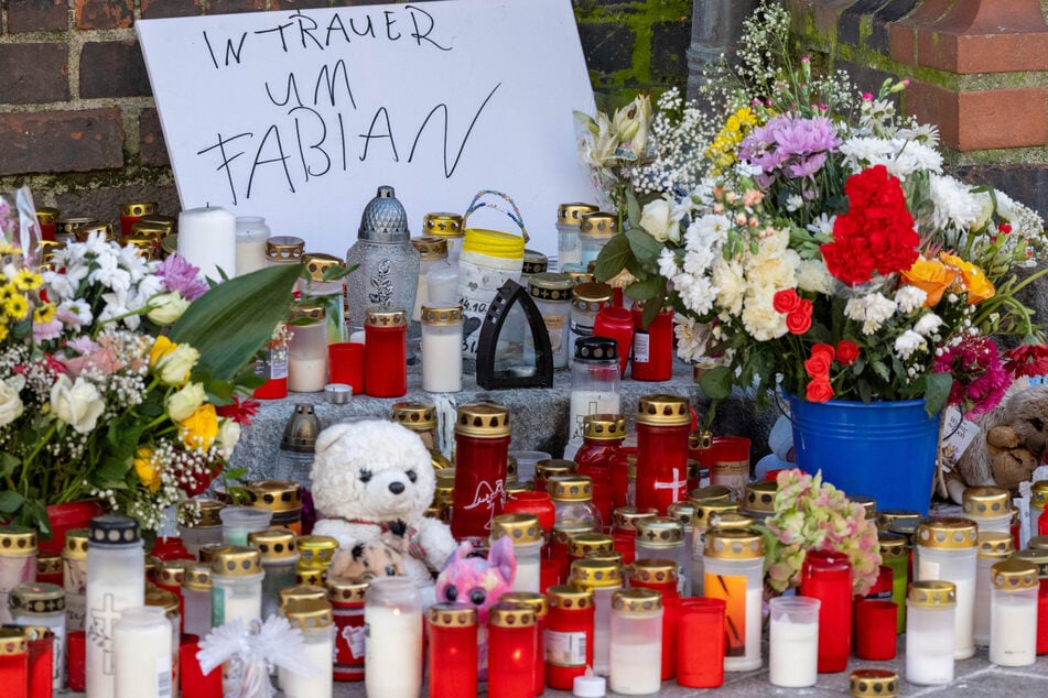 An der Güstrower Pfarrkirche wächst die Zahl der Kerzen, Blumen und Kuscheltiere jeden Tag.