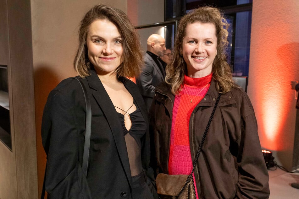 Unter den Eröffnungsgästen: die Schauspielerinnen Henriette Hölzel (32, l.) und Cornelia Gröschel (38).