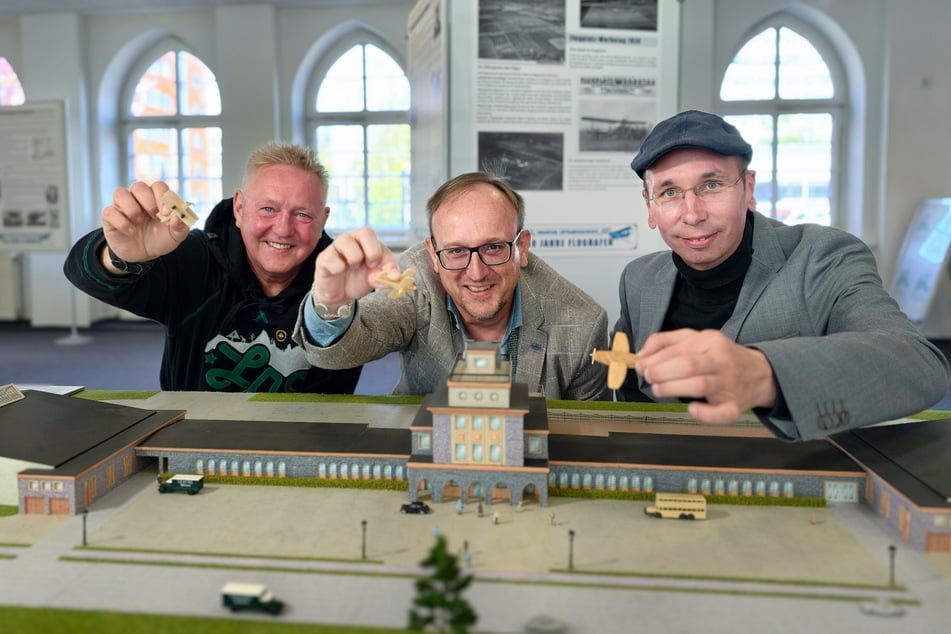 Die Organisatoren der Ausstellung setzen am Flughafen-Modell zur Landung an: Jörg Schneider (60, v.l.) vom Jugendhaus "UK", Jörg Vieweg (55) vom Bürgerverein und Historiker Norbert Engst (42).
