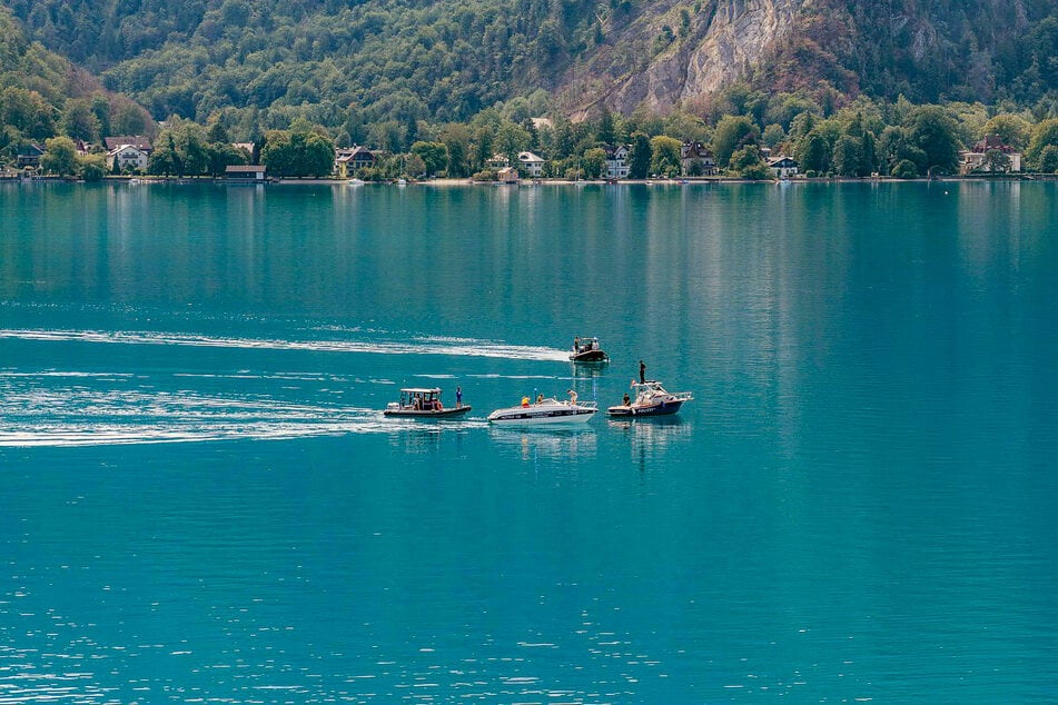 Augenzeugen hatten den Absturz über dem Alpensee beobachtet. Eine Suchaktion mit Tauchrobotern und Sonar wurde gestartet.