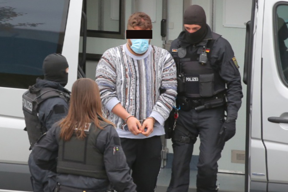 Inzwischen ist auch der dritte Verdächte bei der Außenstelle des Oberlandesgericht Dresden angekommen.