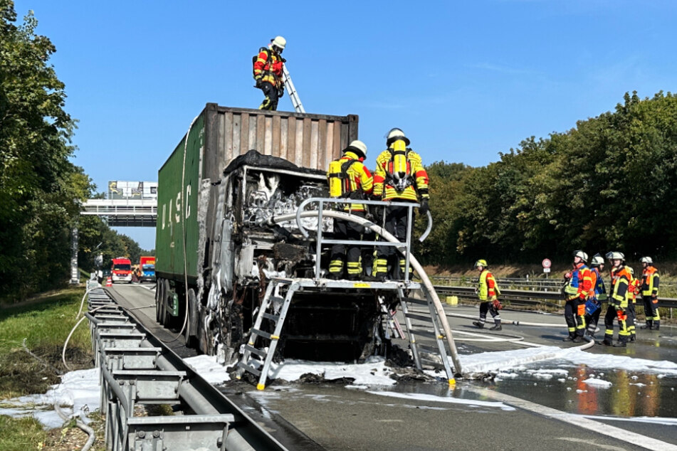 Am Montagvormittag ist ein Lkw auf der A7 bei Fleestedt in Flammen aufgegangen. Die Feuerwehr konnte den Brand löschen.
