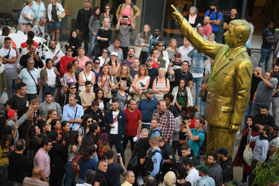 Vor der Statue von Erdogan in Wiesbaden versammelten sich Anhänger und Gegner.