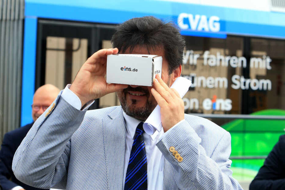 CVAG-Vorstand Jens Meiwald (54) verfolgt den animierten Weg des Ökostroms von der Eins-Energie bis in seine Tram.