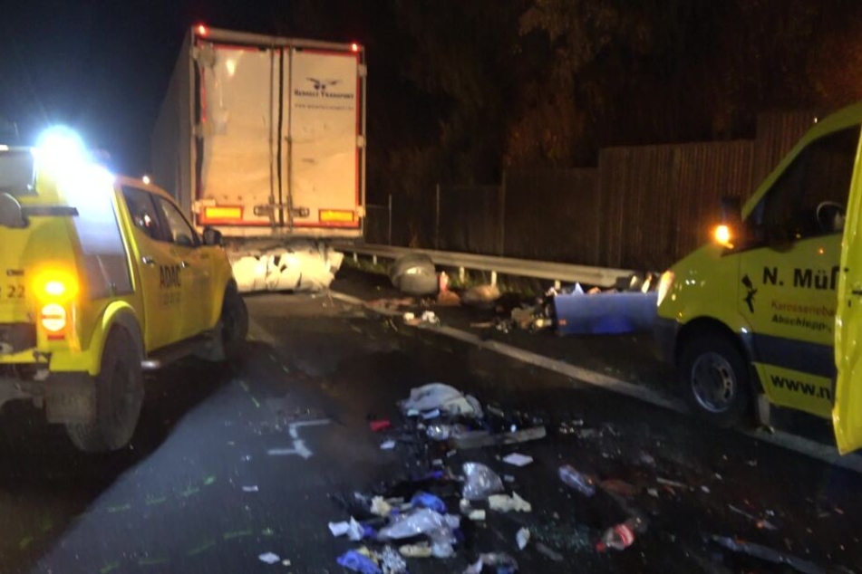 Kleintransporter kracht auf A3 gegen 40-Tonner: Fahrer lebensgefährlich verletzt