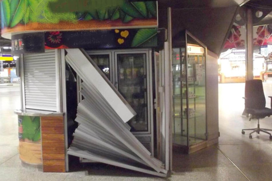 Die Jalousie des Standes am Hauptbahnhof München wurde beschädigt.