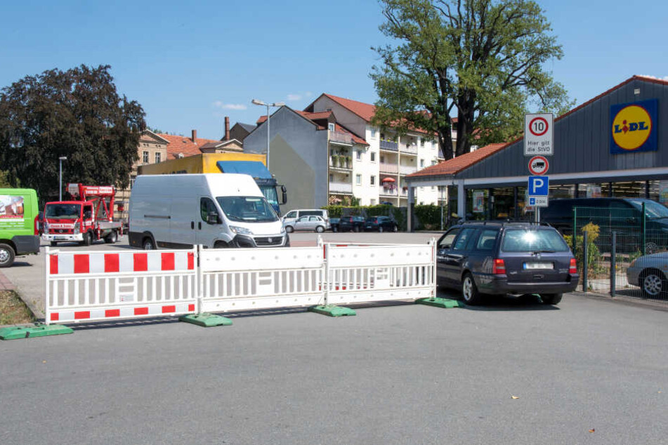 Eigentlich ist der Frankenberger Lidl-Parkplatz auf einer Seite gesperrt. Einige Autofahrer interessiert das nicht. Sie nutzen den Parkplatz weiterhin als Schleichweg.