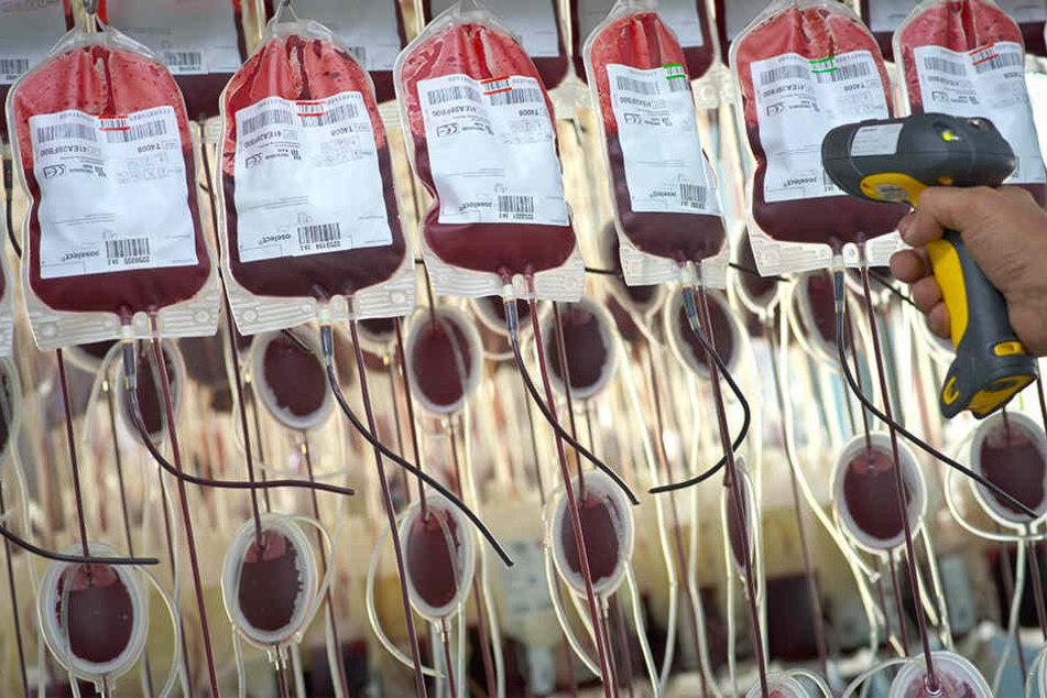 Blutspenden werden immer dringend benötigt. In den Konserven ist das Blut sechs Wochen lang haltbar.