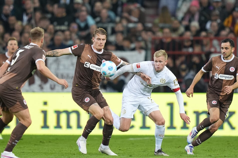 Mainz-Kapitän Jonny Burkardt war von St. Pauli um Eric Smith nicht zu stoppen.