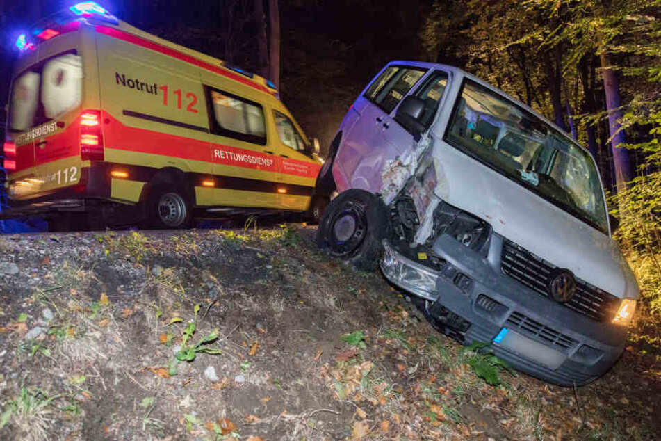 Der VW blieb in einem Graben stehen.