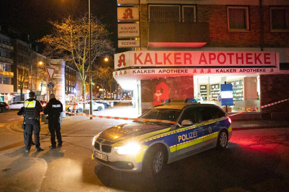 Die Kölner Polizei hat die Straße gesperrt.