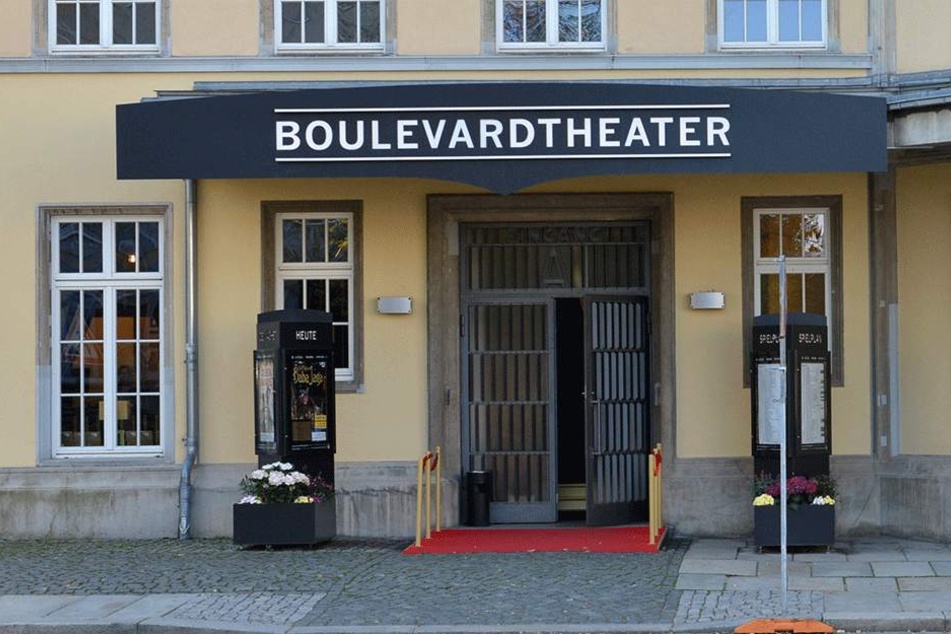 Unbekannte sind ins Theater an der Maternistraße eingebrochen.