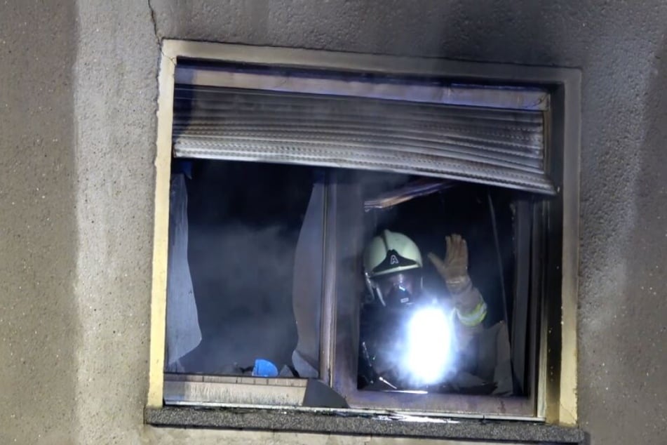 Mit Atemschutz drangen die Einsatzkräfte in das Haus vor.
