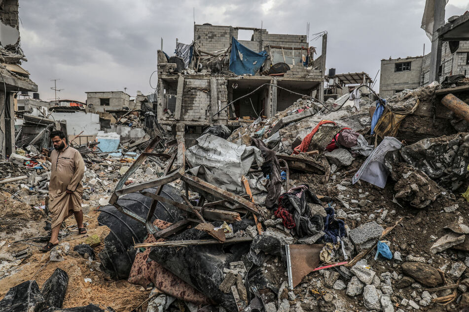 Ein palästinensischer Mann geht durch die Trümmer vor einem Haus in Rafah, die durch einen israelischen Luftangriff - als Reaktion auf den massiven Angriff durch Hamas-Terroristen - im Gazastreifen durchgeführt wurden.