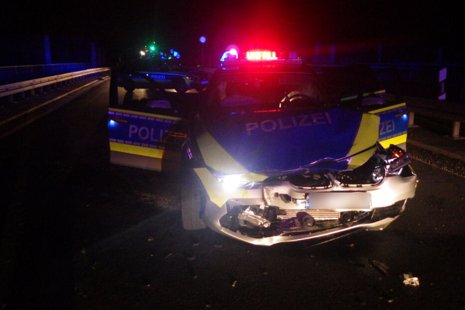 Fünf Polizeiautos wurden im Laufe der Verfolgungsjagd erheblich beschädigt. (Symbolbild)