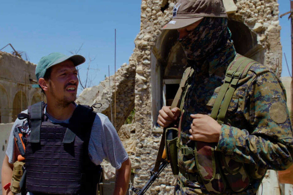 Thilo Mischke (l.) unterhält sich mit Deutschen, die in Syrien kämpfen.