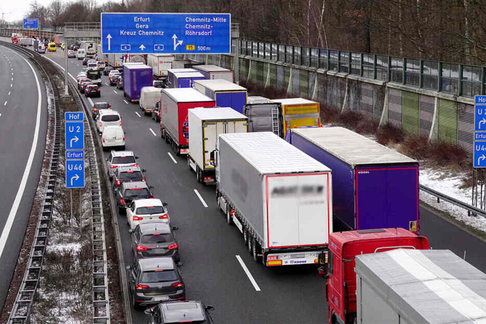 Es bildete sich ein kilometerlanger Stau.