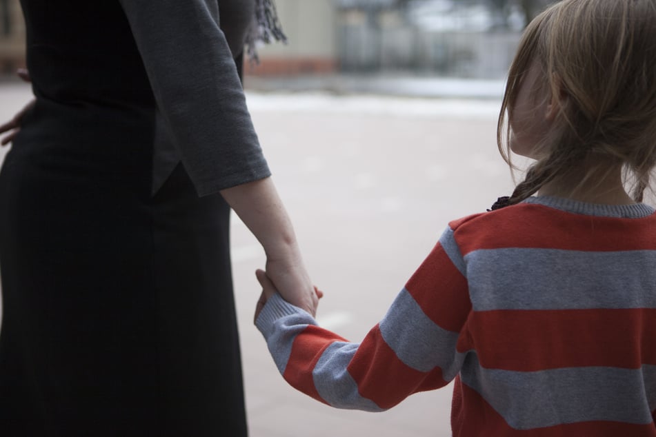 Ein im Herbst 2021 aus seiner Pflegefamilie verschwundenes Mädchen darf bei seinen leiblichen Eltern, die einer Sekte angehören, bleiben. (Symbolbild)