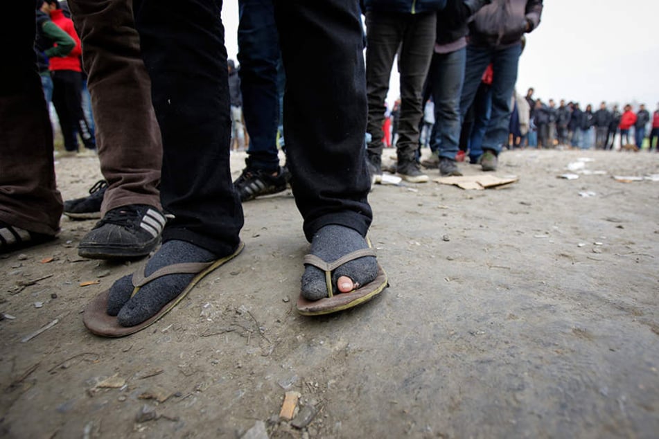 In Velika Kladusa in Bosnien-Herzegowina warten Migranten auf die Speisenverteilung in einem Flüchtlingslager an der Grenze zu Kroatien.