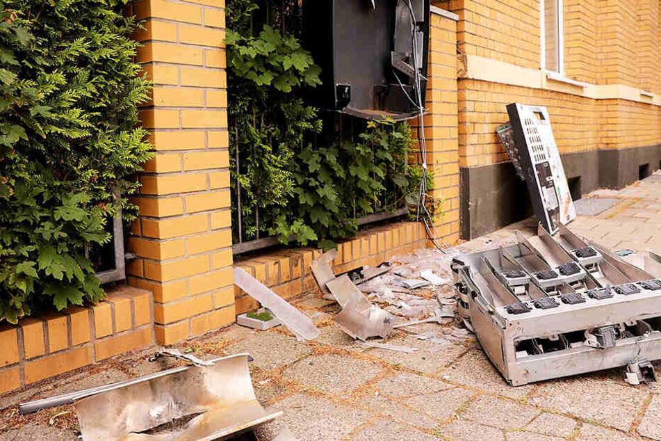 Der Automat wurde vollständig zerstört. Mit Bargeld und Kippen flüchteten die Täter.