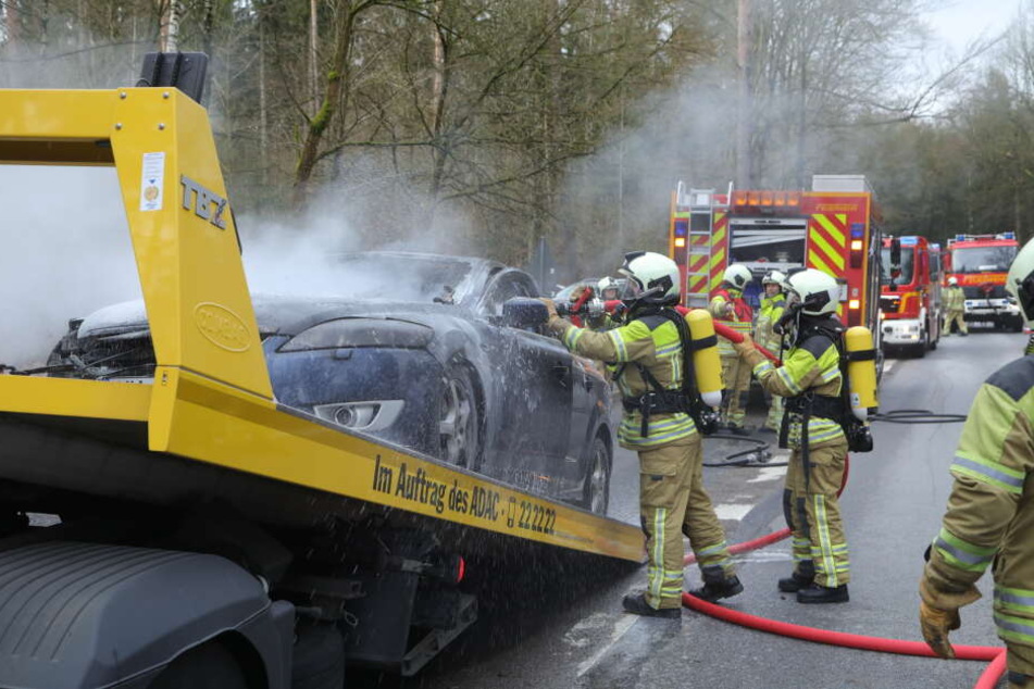 Der Wagen brannte erneut, als er abgeschleppt werden sollte.
