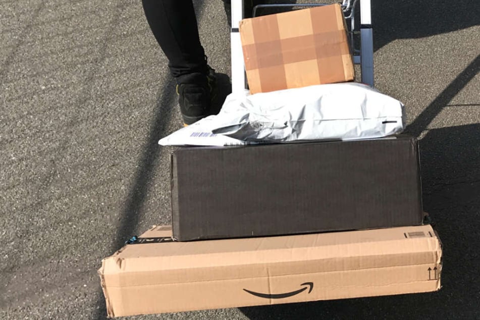 Die Paketbotin soll die Pakete, die nicht zugestellt werden konnten, ins Depot gebracht und von dort geklaut haben. (Symbolbild)