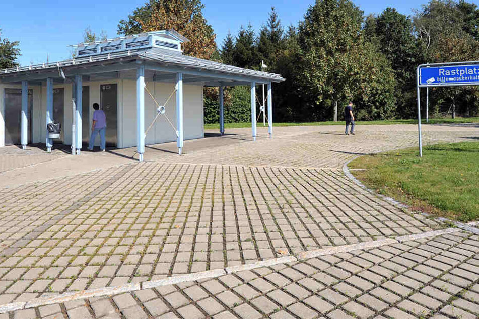 Eine Frau wurde auf einem Autobahn-Parkplatz von ihren Begleitern vergessen (Symbolbild).