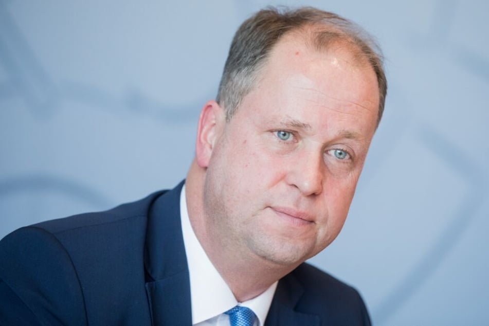 Familienminister Joachim Stamp (FDP) will die Regelungen für Jugendämter überprüfen.