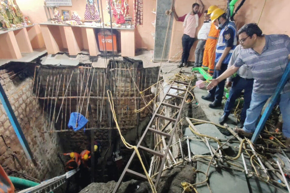 Schreckliche Katastrophe bei hohem indischem Fest: 35 Gläubige starben in einem Hindu-Tempel, nachdem der Boden plötzlich eingestürzt war. Die Menschen fielen in einen metertiefen Brunnenschacht.