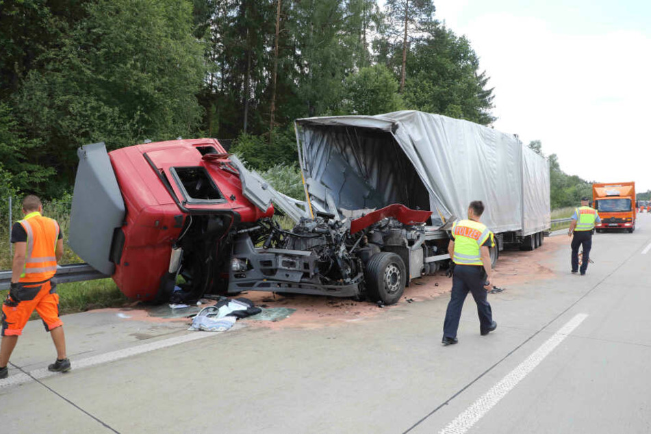 Das Fahrerhaus eines Laster wurde komplett abgerissen.