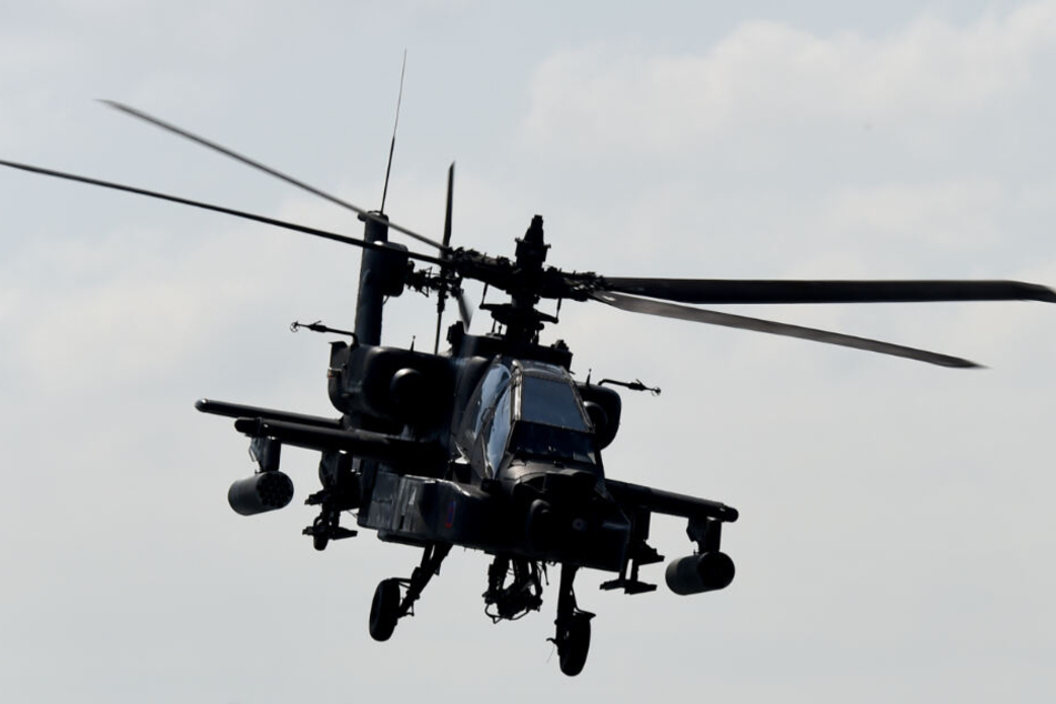 Kampfhubschrauber vom Typ Apache werden bei der Übung eingesetzt.