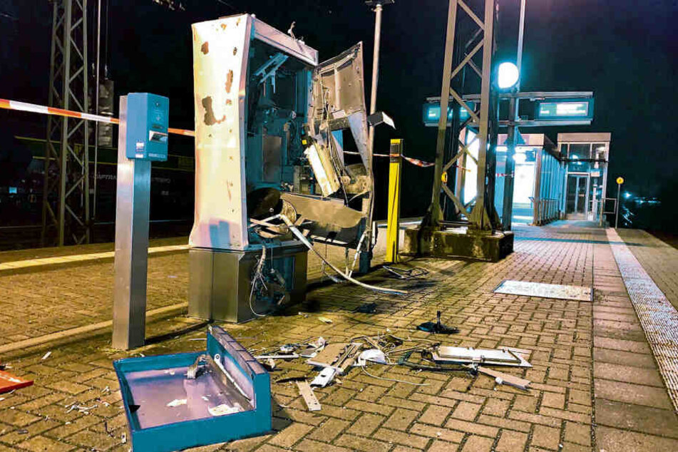 Der Automat am Haltepunkt Heidenau-Großsedlitz wurde im März mit Böllern gesprengt. Allein hier betrug der Schaden am Gerät 15 .000 Euro.