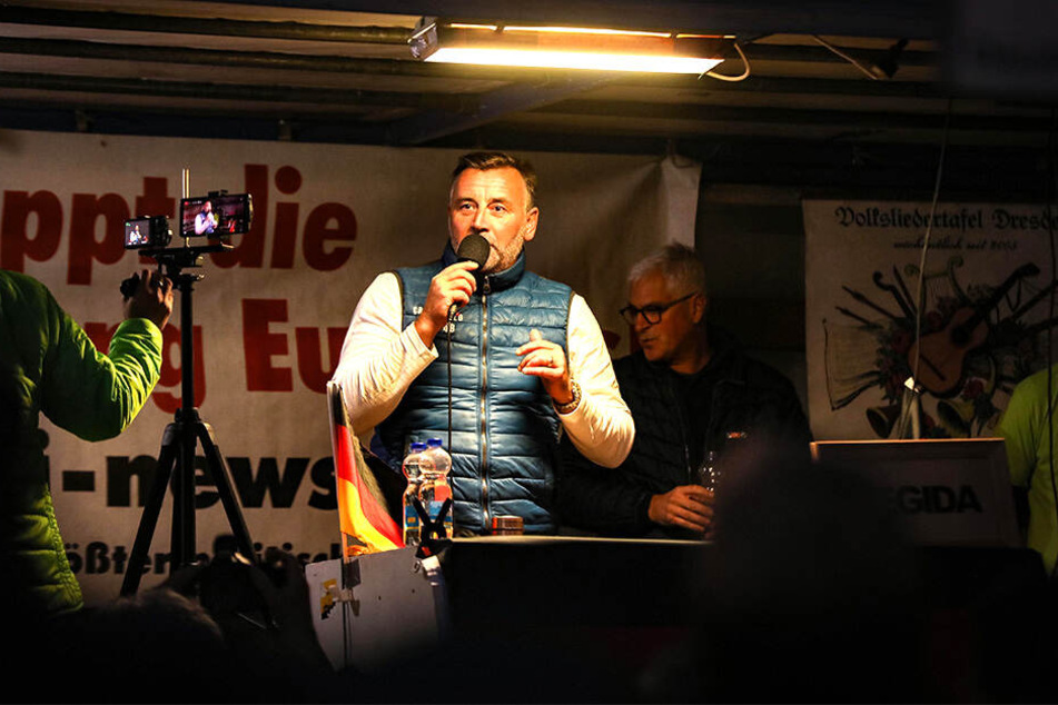 Gegen Pegida-Chef Lutz Bachmann (46), hier bei seinem Auftritt am Montag, wird mal wieder ermittelt.