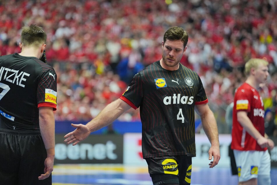 Deutliche Pleite für Johannes Golla (27) und die deutsche Handball-Nationalmannschaft im Kracher-Duell mit Dänemark. Jetzt kommt es gegen Italien zum Endspiel um den Einzug ins Viertelfinale.