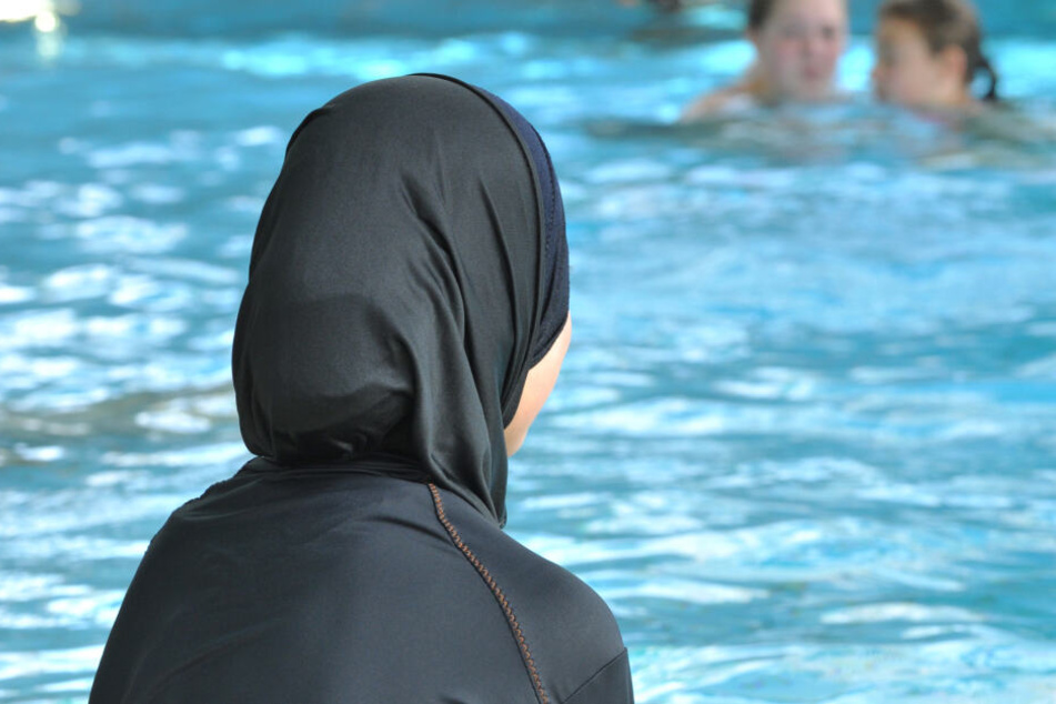 Streng gläubige Muslime könnten in Frankfurt bald ihr eigenes Hallenbad besuchen (Symbolbild).